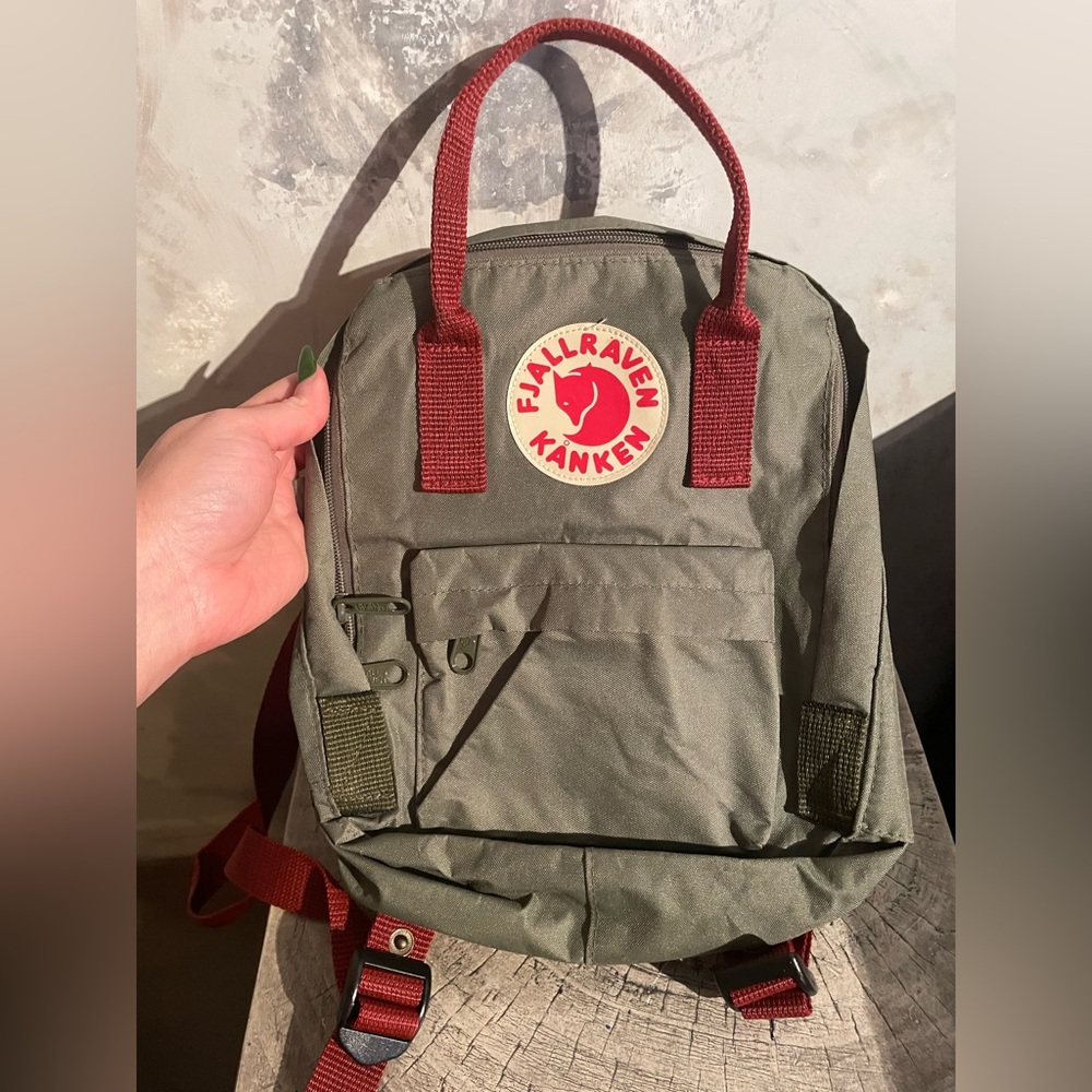 Fjallraven Kånken Olive Backpack with Burgundy Straps - Picture 3 of 6